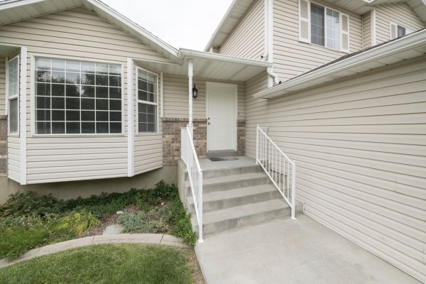 Cost of White Vinyl Siding Replacement in Waterloo